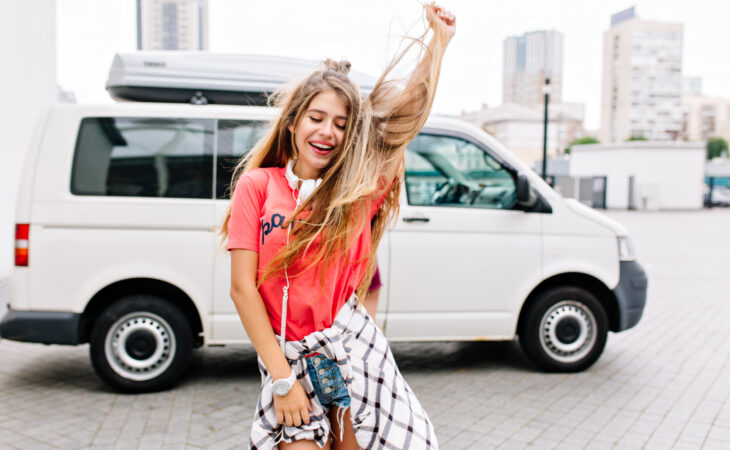 Wynajem busa z kierowcą w Warszawie – komfort i wygoda podróży