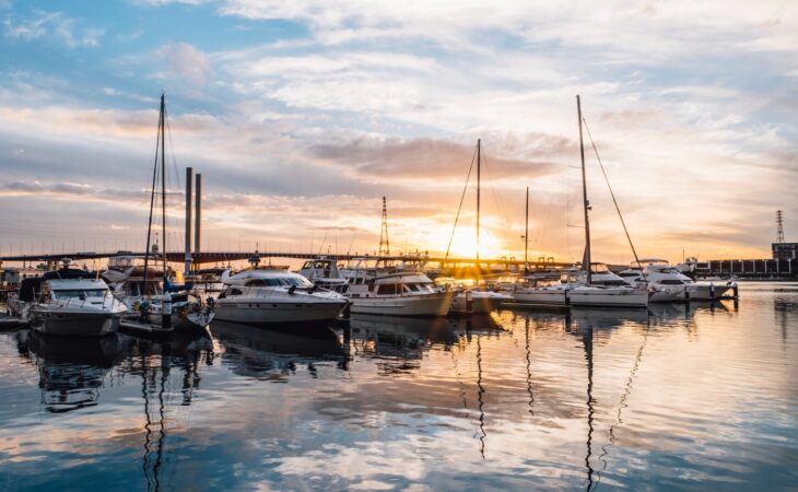 Czarter jachtów Tajlandia – niezapomniana przygoda na dalekich wodach